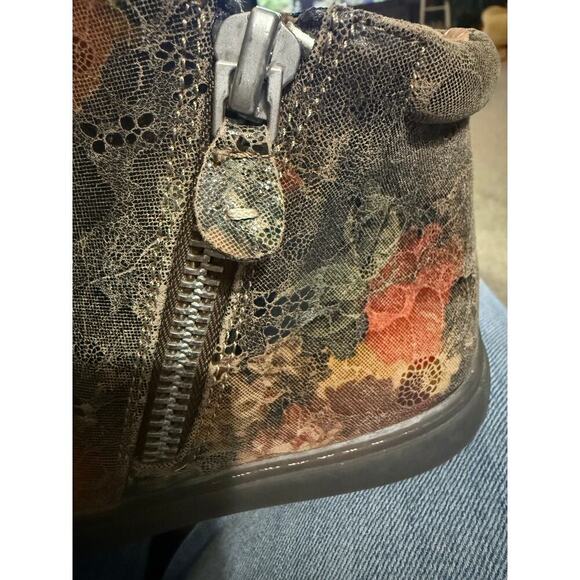 KENNETH COLE WOMEN'S CARTER HIGH-TOP SNEAKERS 
SHOES 

FLORAL PRINT 10 NWOT - Picture 6 of 9